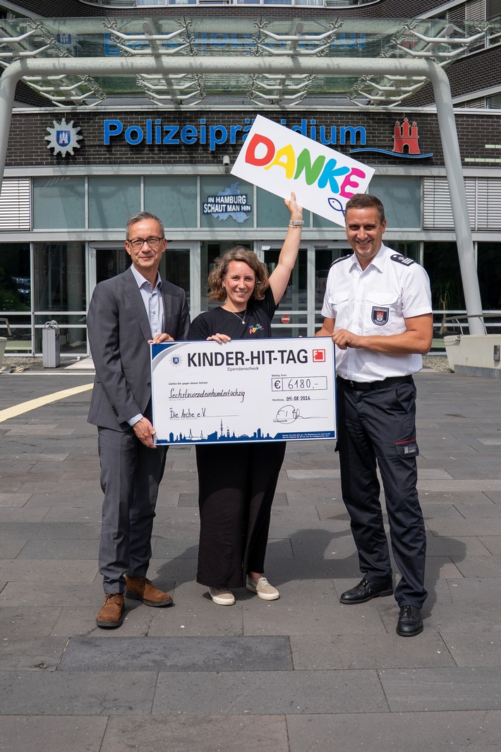 POL-HH: 260804-2. Nach dem Kinder-HIT-Tag - Polizei und Feuerwehr überreichen Spendenscheck