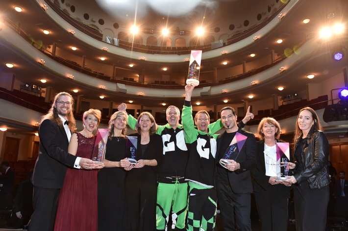 LupoLeo Award-Sieger Bülent Ceylan überglücklich: &quot;Ich fühle mich mega geehrt!&quot; / Größter Förderpreis f. soziales Engagement im Kinder- und Jugendbereich (Dtl) für Roger Grolimund und Villa Wertvoll