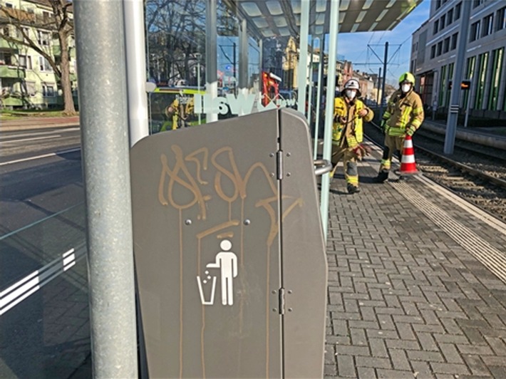 POL-ME: Abfallbehälter der Rheinbahn durch stark ätzendes Graffitispray beschädigt - die Polizei ermittelt - Ratingen - 2102109