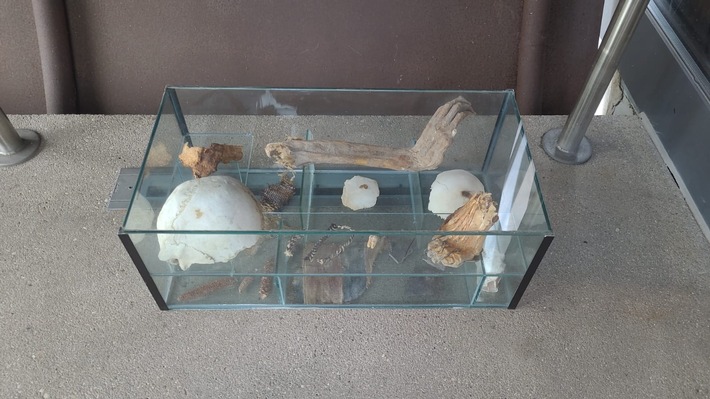 POL-PPRP: Glasvitrine mit über 1.000 Jahre alten menschlichen Überresten abgestellt - Zeugen gesucht