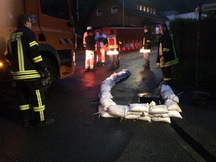FW-Stolberg: Starkregen und mehrere Ölspuren beschäftigen Feuerwehr bis in die Nacht