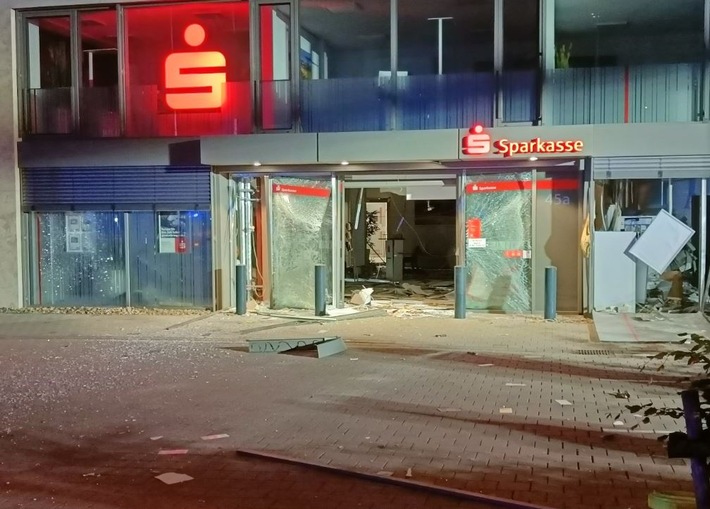 POL-AC: Unbekannte Täter sprengen Geldautomat