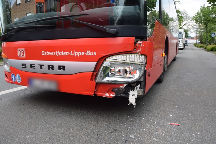 POL-HF: Auto und Bus kollidieren beim Abbiegen - Zwei Personen leicht verletzt