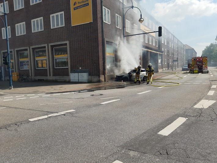 FW Bremerhaven: Fahrzeugbrand am Hauptbahnhof