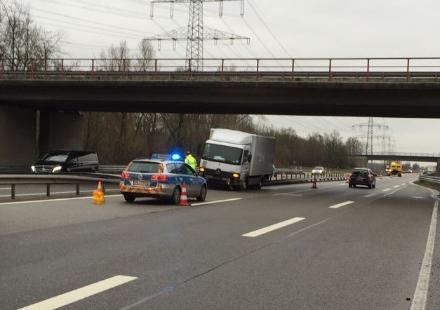 POL-PDLD: LKW beschädigt Leitplanke