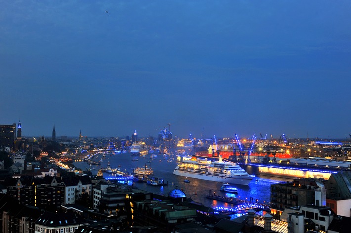 Hamburg Cruise Days 2015: Hapag-Lloyd Kreuzfahrten veranstaltet &quot;Captains Dinner in the Sky&quot; über dem Hamburger Hafen