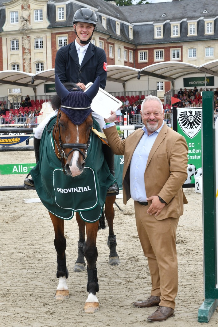 Johannes Prior gewinnt den Preis der Provinzial Versicherung beim Al Shira’aa Turnier der Sieger in Münster