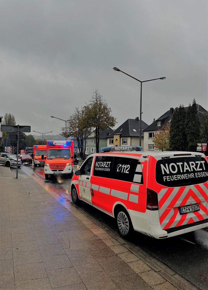 FW-E: Verkehrsunfall mit vier Fahrzeugen - Rettungswagen in Unfall involviert