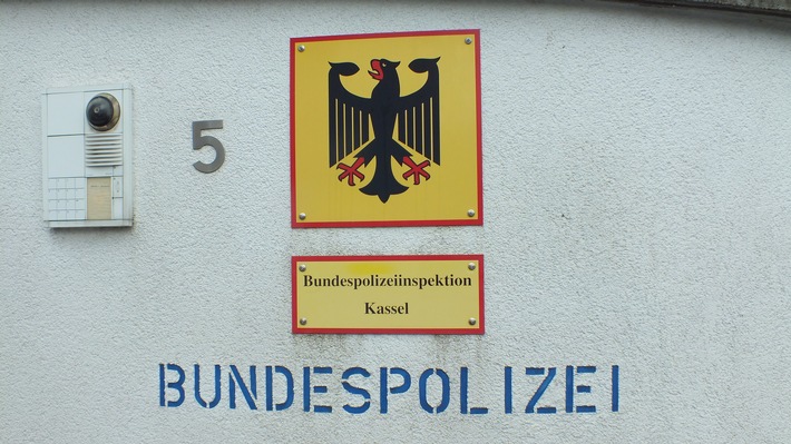 BPOL-KS: Süßwarenautomat im Bahnhof Hünfeld beschädigt