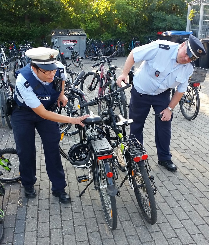 POL-PDLD: Edenkoben - Fahrzeug- und Fahrradkontrollen am Schulzentrum in der Weinstraße