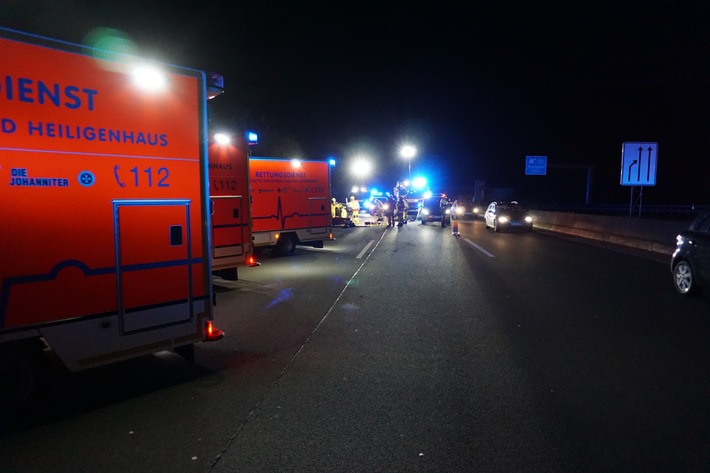 FW Ratingen: Verkehrsunfall auf Autobahn bei Ratingen - Fünf verletzte Personen