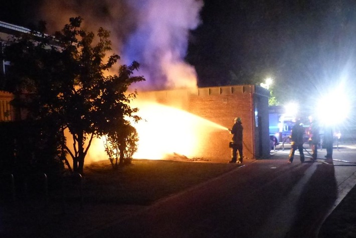 POL-MI: Müllcontainer geht in Flammen auf