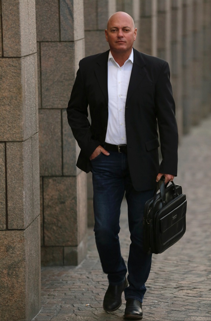 "Freiheit beginnt im Kopf": Nachweisbarer Erfolg beim Abnehmen, der Überwindung von Ängsten und Phobien sowie im Kampf gegen Burnout, Depression und Nikotinabhängigkeit. Rauchfrei in vier Stunden.