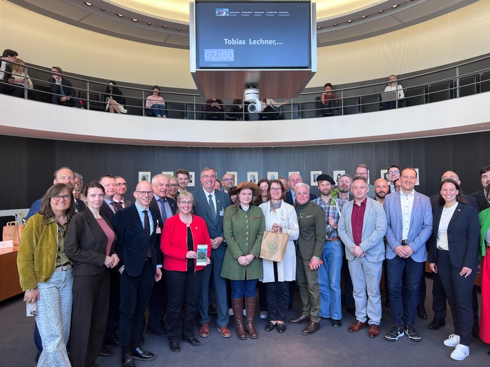 BdB: Baum des Jahres 2026 im Deutschen Bundestag übergeben