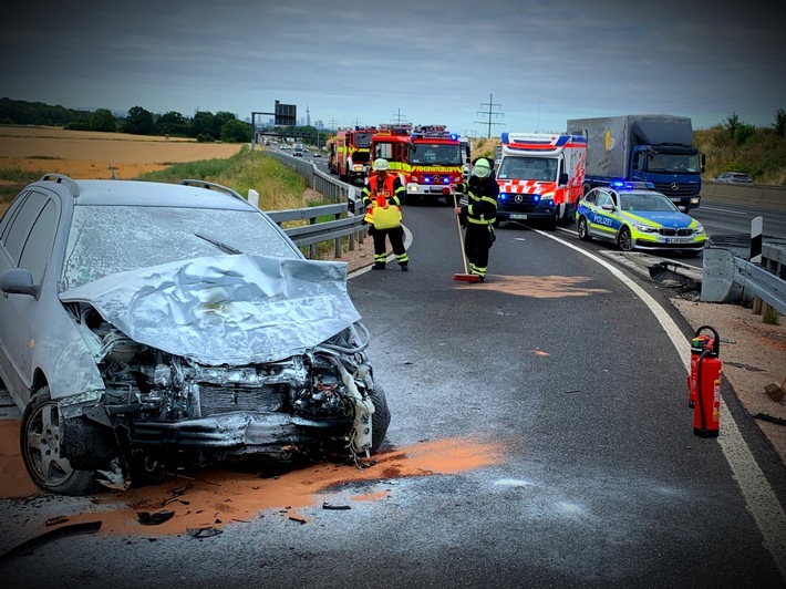 POL-WE: Skoda kracht in Anpralldämpfer + PKW-Scheibe zertrümmert + Tür hält stand + Starkstromkabel geklaut + Baucontainer aufgebrochen