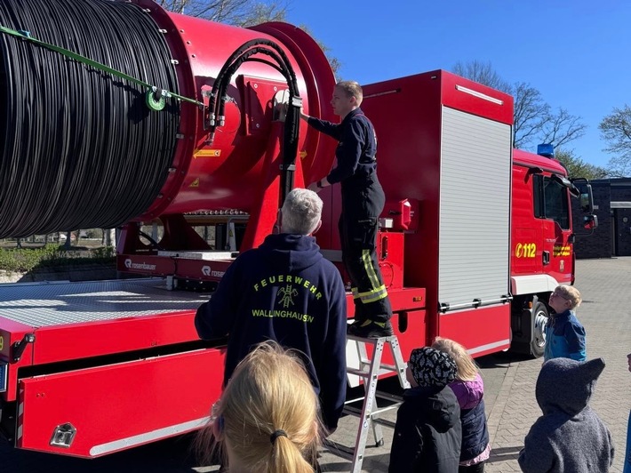 FW-AUR: Neugieriger Besuch bei der Feuerwehr