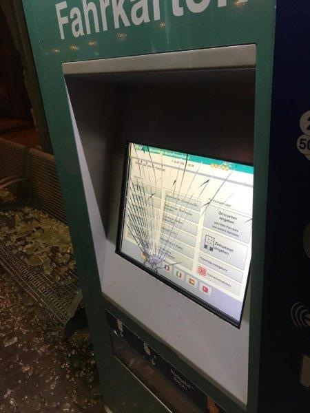 BPOL-KS: Display am Fahrkartenautomat beschädigt