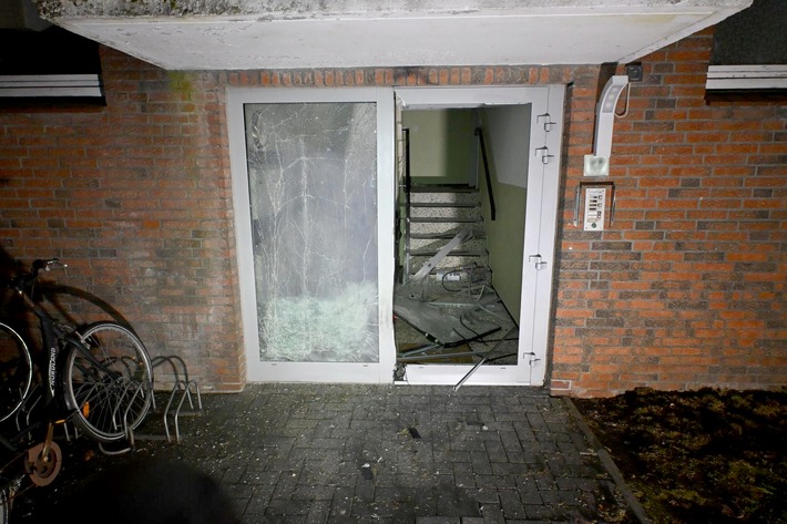 LKA-SH: Sprengsatz zerstört Haustür eines Mehrfamilienhauses: Das LKA sucht Zeugen