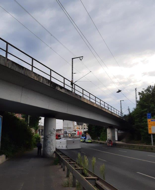 BPOL NRW: Lebensgefahr!!! - 16-Jährige klettert Strommast hoch - Bundespolizei sperrt Bahnstrecke