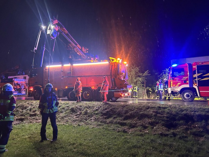 FW-PL: Ortsteil Mühlhoff - Aufgestauter Bachlauf droht, Haus zu überfluten