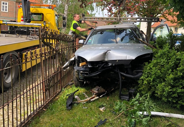 POL-HI: Verkehrsunfall in der Ortsdurchfahrt Breinum; Pkw landet im Vorgarten