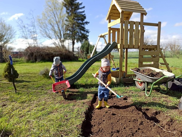 Kleine Fans von Nutzpflanzen: Tipps für das Gärtnern mit Kindern