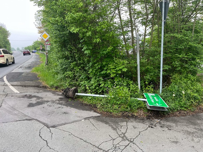 POL-MK: Schild beschädigt und geflüchtet