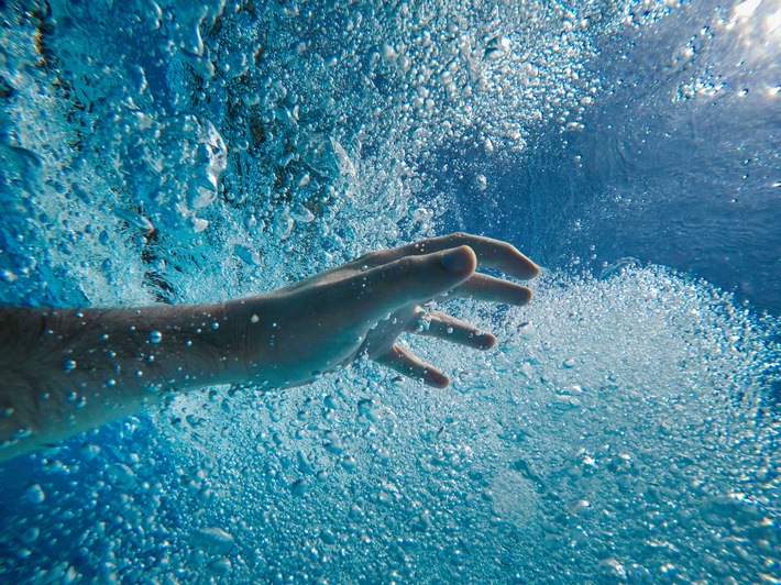 Leben mit angezogener Handbremse - Menschen mit nicht-dystropher Myotonie / Leben mit angezogener Handbremse - Menschen mit nicht-dystropher Myotonie / Ein Junge steht am Beckenrand, springt ins kalte Wasser und geht unter - und das, obwohl er schwimmen kann. Warum ihm seine Arme und Beine in bestimmten Situationen den Dienst versagen, wird er erst als Teenager erfahren: Als einer von rund 600 Menschen in Deutschland leidet er an nicht-dystropher Myotonie, oder kurz NDM. Weiterer Text über ots und www.presseportal.de/nr/136788 / Die Verwendung dieses Bildes ist für redaktionelle Zwecke honorarfrei. Veröffentlichung bitte unter Quellenangabe: "obs/Hormosan Pharma GmbH" Leben mit angezogener Handbremse - Menschen mit nicht-dystropher Myotonie / Leben mit angezogener Handbremse - Menschen mit nicht-dystropher Myotonie / Ein Junge steht am Beckenrand, springt ins kalte Wasser und geht unter - und das, obwohl er schwimmen kann. Warum ihm seine Arme und Beine in bestimmten Situationen den Dienst versagen, wird er erst als Teenager erfahren: Als einer von rund 600 Menschen in Deutschland leidet er an nicht-dystropher Myotonie, oder kurz NDM. Weiterer Text über ots und www.presseportal.de/nr/136788 / Die Verwendung dieses Bildes ist für redaktionelle Zwecke honorarfrei. Veröffentlichung bitte unter Quellenangabe: "obs/Hormosan Pharma GmbH"