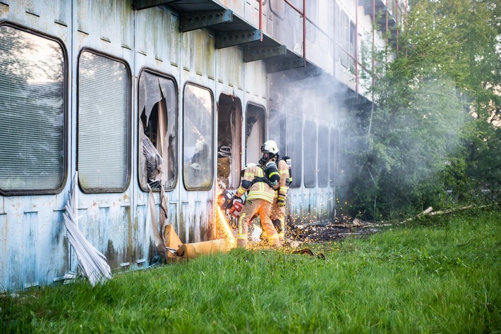 FW-SE: Großfeuer in stillgelegter Lagerhalle