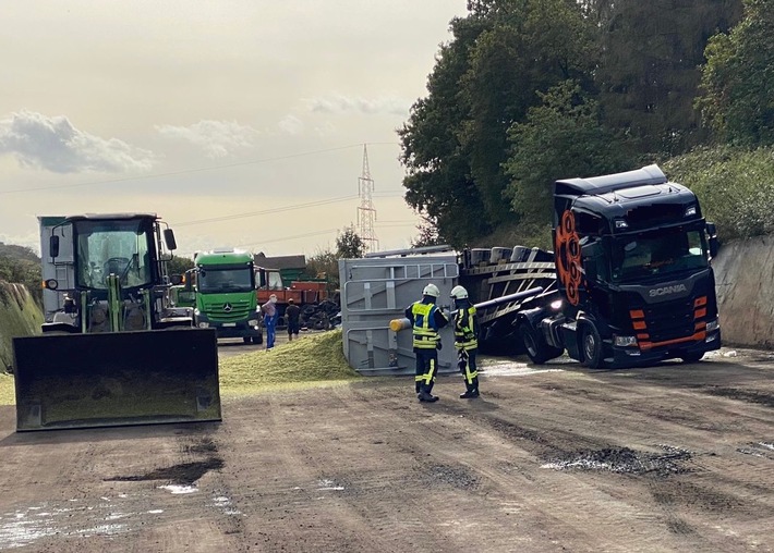 FW-EN: Umgestürzter LKW - Fahrer wurde verletzt