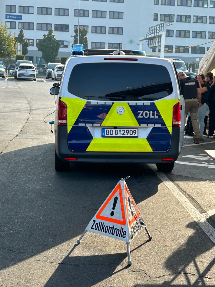 HZA-F: Gegen Schwarzarbeit und illegale Beschäftigung in der Taxi-und Mietwagenbranche- Frankfurter Finanzkontrolle Schwarzarbeit nimmt Taxis unter die Lupe