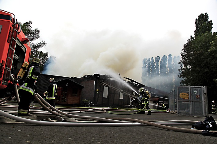 FW-E: Scheune der Jugendfarm in Essen-Altenessen vollständig abgebrannt