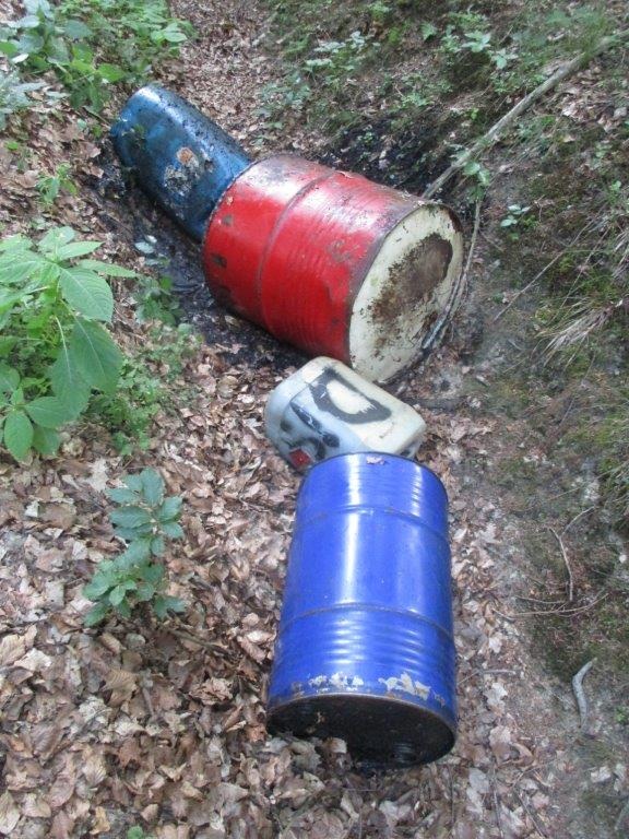 POL-GÖ: (383/2018) Unbekannte entsorgen Kanister und Altölfässer im Wald bei Bühren - Erdboden und Pflanzen verunreinigt