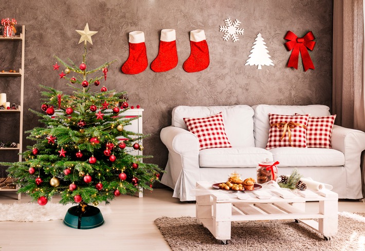 Schleppen adé: Fleurop liefert Weihnachtsbäume inklusive Schmuck an die Haustür