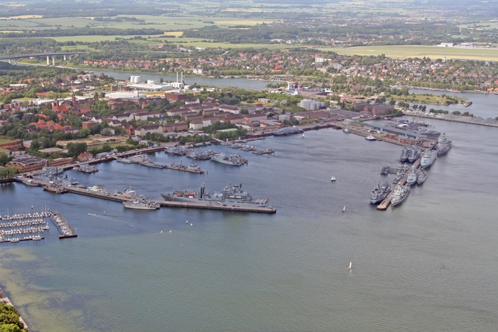 Marine - Pressemitteilung / Pressetermin: Kieler Woche 2010: Internationale Marinesoldaten und interessante Schiffe zu Gast im Marinestützpunkt