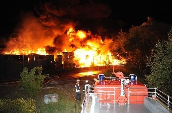 POL-PDKO: Brand einer Lagerhalle in einem Recyclingbetrieb in Nickenich