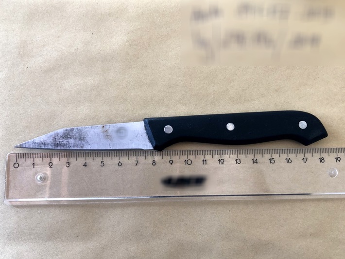 BPOLD-B: Restaurantmitarbeiter mit Messer bedroht
