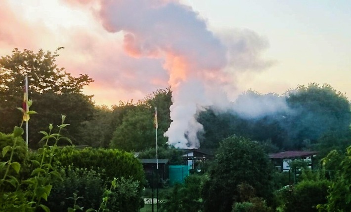 FW-GE: Zwei Brände in einer Kleingartenanlage in Erle