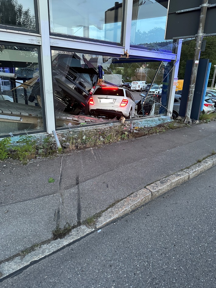 POL-KN: (St. Georgen im Schwarzwald / Schwarzwald-Baar-Kreis) Nachtragsmeldung - 15-Jährige entzieht sich Verkehrskontrolle und verursacht schweren Verkehrsunfall (23.05.2025)