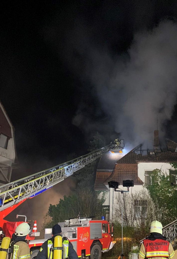 FW Lügde: Feuerwehr Lügde unterstützt bei Dachstuhlbrand