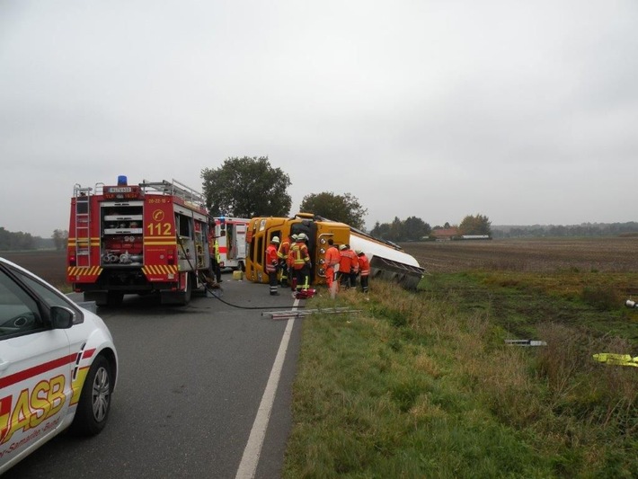 POL-NI: Tanklastzug kommt von Straße ab - Fahrer schwer verletzt - Vollsperrung über Stunden