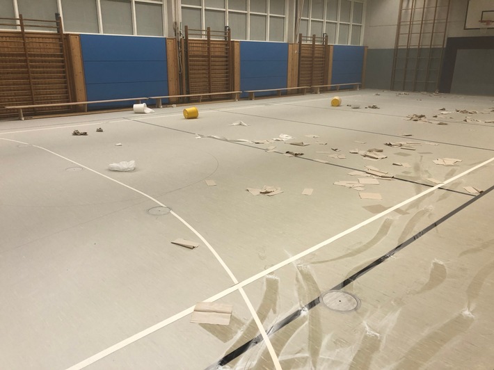 POL-PDPS: Unbekannte verwüsten Sporthalle der Thomas-Mann-Schule