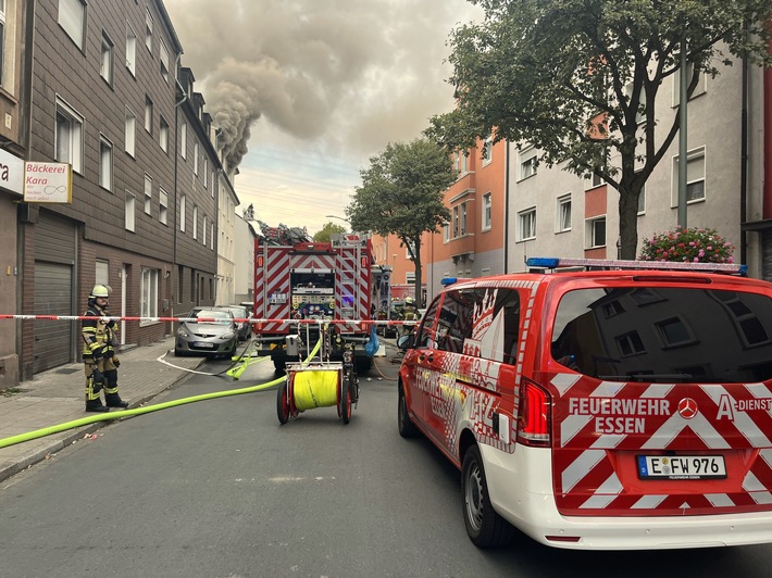 FW-E: Massiver Kellerbrand in Essen-Altendorf - Menschenrettung über Drehleitern