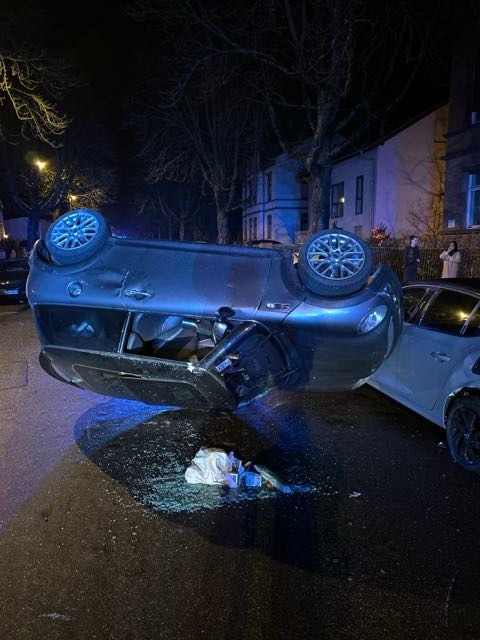 POL-OF: Mini-Cooper überschlug sich: Fahrer verletzt und zwei parkende Autos beschädigt