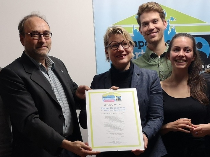 Martin Schüller von Fairtrade Deutschland überreichte Rektorin Monika Kil und den Studierenden der hochschulinternen Steuerungsgruppe Bastian Kesting und Milena Suchier die Urkunde. Weiterer Text über ots und www.presseportal.de/nr/67016 / Die Verwendung dieses Bildes ist für redaktionelle Zwecke honorarfrei. Veröffentlichung bitte unter Quellenangabe: "obs/Alanus Hochschule"