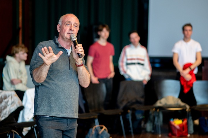 Gemeinsam für mehr Demokratiebildung: Grand-Mère Stiftung und #UseTheNews starten bundesweite Kooperation. (Im Bild: Stitftungsgründer Emmanuel Peterfalvi - bekannt als "Alfons"). / Weiterer Text über ots und www.presseportal.de/nr/168022 / Die Verwendung dieses Bildes für redaktionelle Zwecke ist unter Beachtung aller mitgeteilten Nutzungsbedingungen zulässig und dann auch honorarfrei. Veröffentlichung ausschließlich mit Bildrechte-Hinweis.