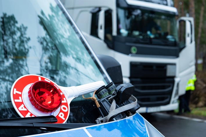 POL-BI: Verkehrspolizisten decken durch verlassenes Auto zahlreiche Verstöße einer Spedition auf