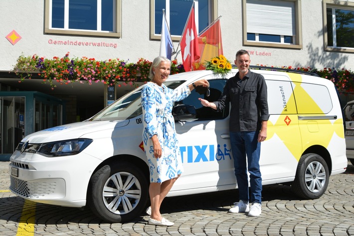 Dritte Fahrzeugspende an TIXI: Küsnacht stärkt die Mobilität von Menschen mit Behinderung