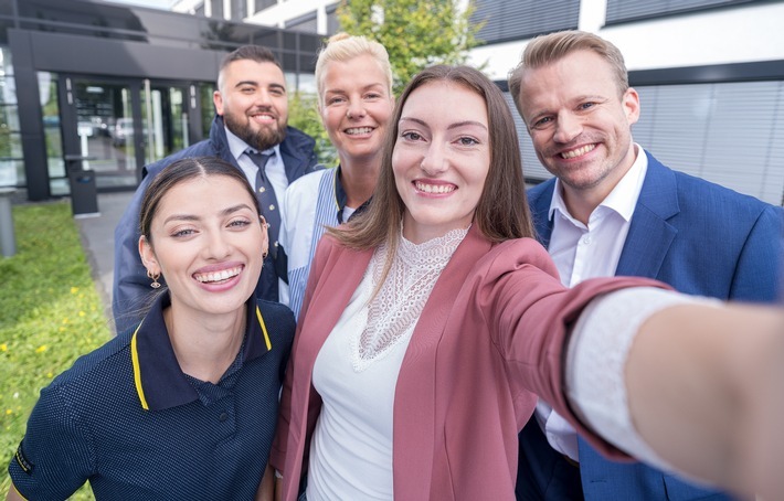 "KÖTTER United" steht für das starke Wir-Gefühl in der Unternehmensgruppe. Die neue Employer-Branding-Kampagne setzt daher auf Motive, bei denen tatsächliche Mitarbeiterinnen und Mitarbeiter verschiedene Einsatzbereiche aus der Selfie-Perspektive präsentieren. / Weiterer Text über ots und www.presseportal.de/nr/112413 / Die Verwendung dieses Bildes für redaktionelle Zwecke ist unter Beachtung aller mitgeteilten Nutzungsbedingungen zulässig und dann auch honorarfrei. Veröffentlichung ausschließlich mit Bildrechte-Hinweis.