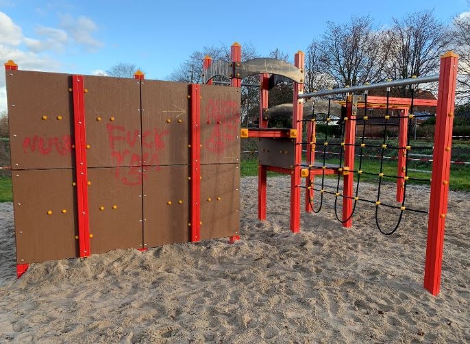 POL-FL: Hattstedt - Farbschmierereien u.a. auf Kinderspielplatz, Polizei sucht Zeugen und Hinweisgeber